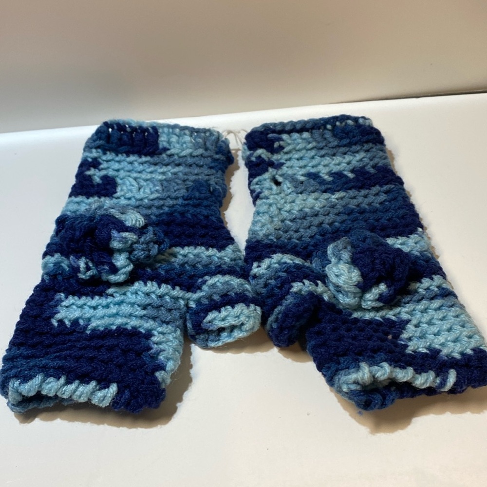 NWOT Handcrafted Creative Stretch Crocheted Fingerless Gloves With Pom Poms